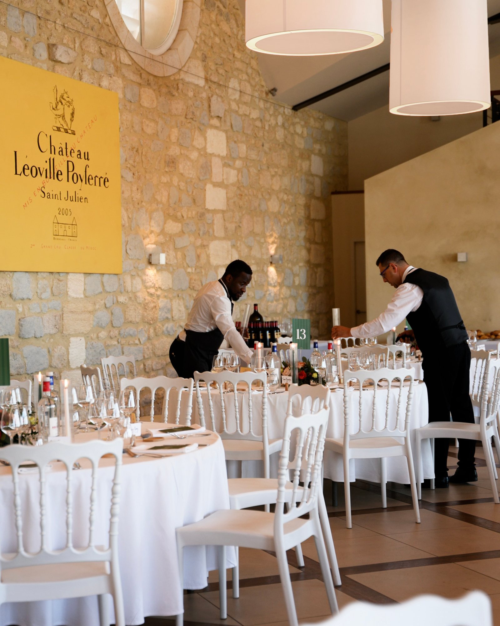 Table dressée dans un château
